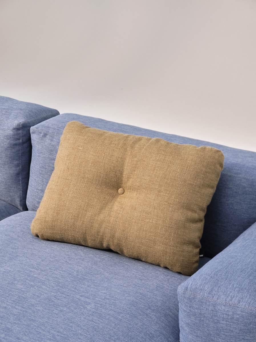 Nahaufnahme des Mags Soft Sofa mit beigem Kissen auf blauem Lederbezug.