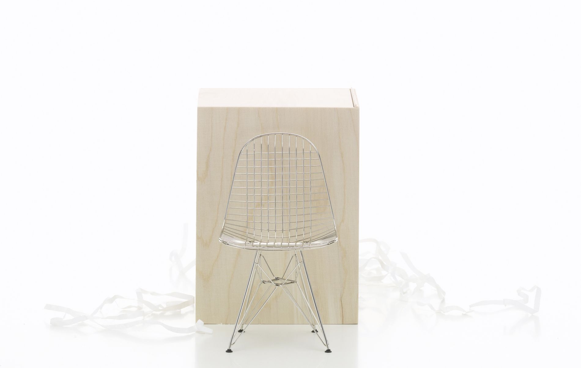 Miniatur Vitra DKR Wire Chair aus verchromtem Stahl, Designklassiker für Sammler und Liebhaber.