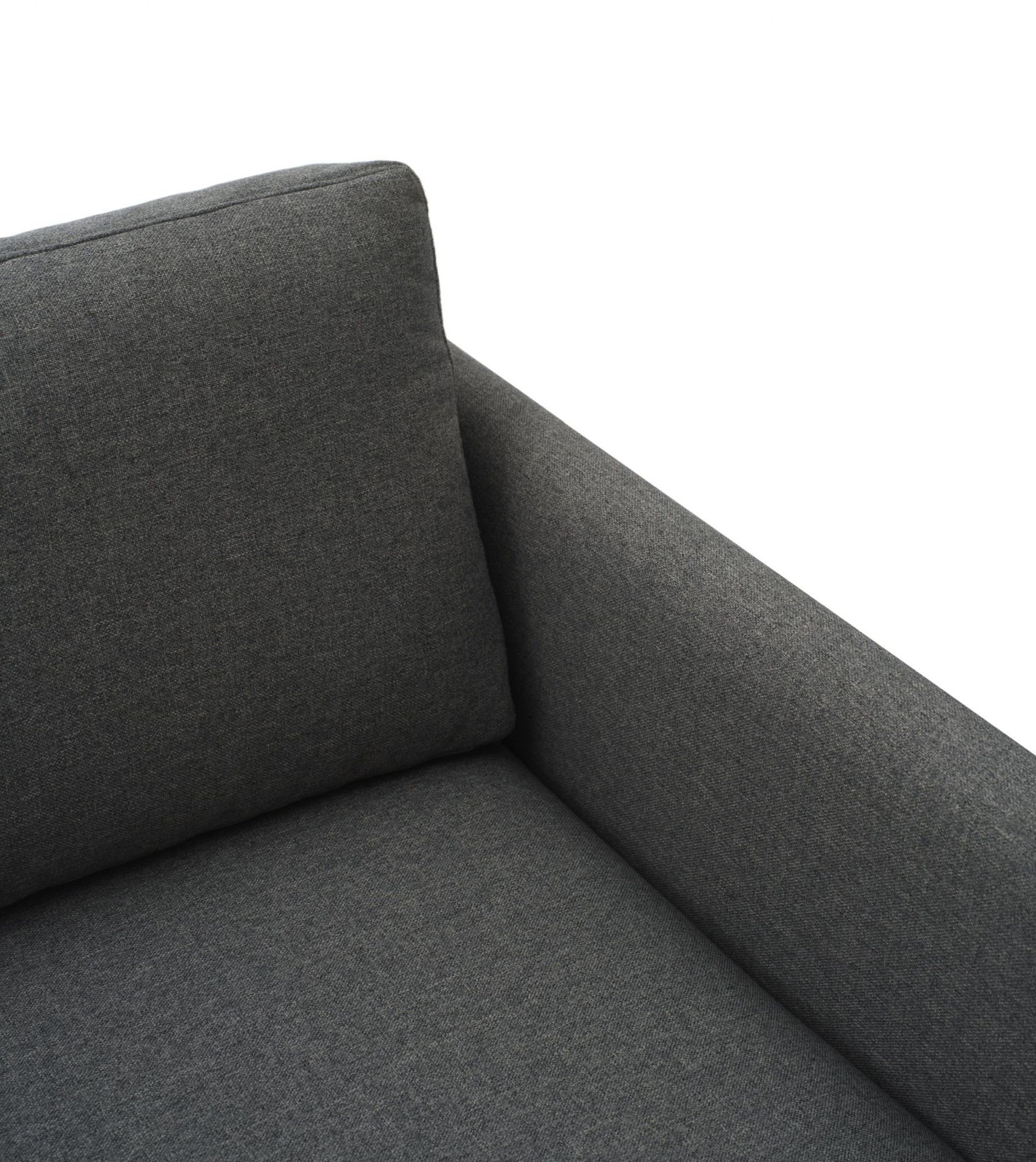 Detailaufnahme des grauen Rar Sofas von Normann Copenhagen mit Armlehne und Kissen.