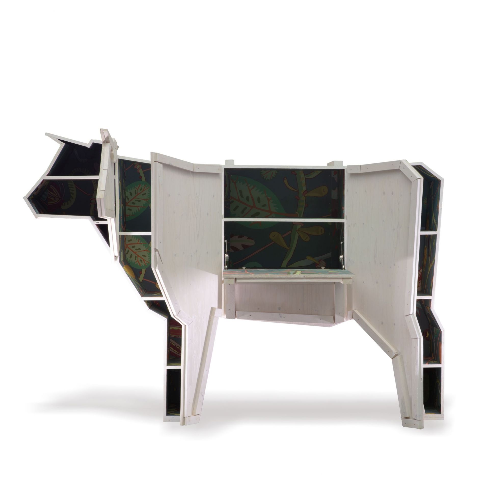 Weißer Seletti Kuh-Schrank "Sending Animals 2.0" mit Regalen und floralem Innenmuster. Design Möbel.
