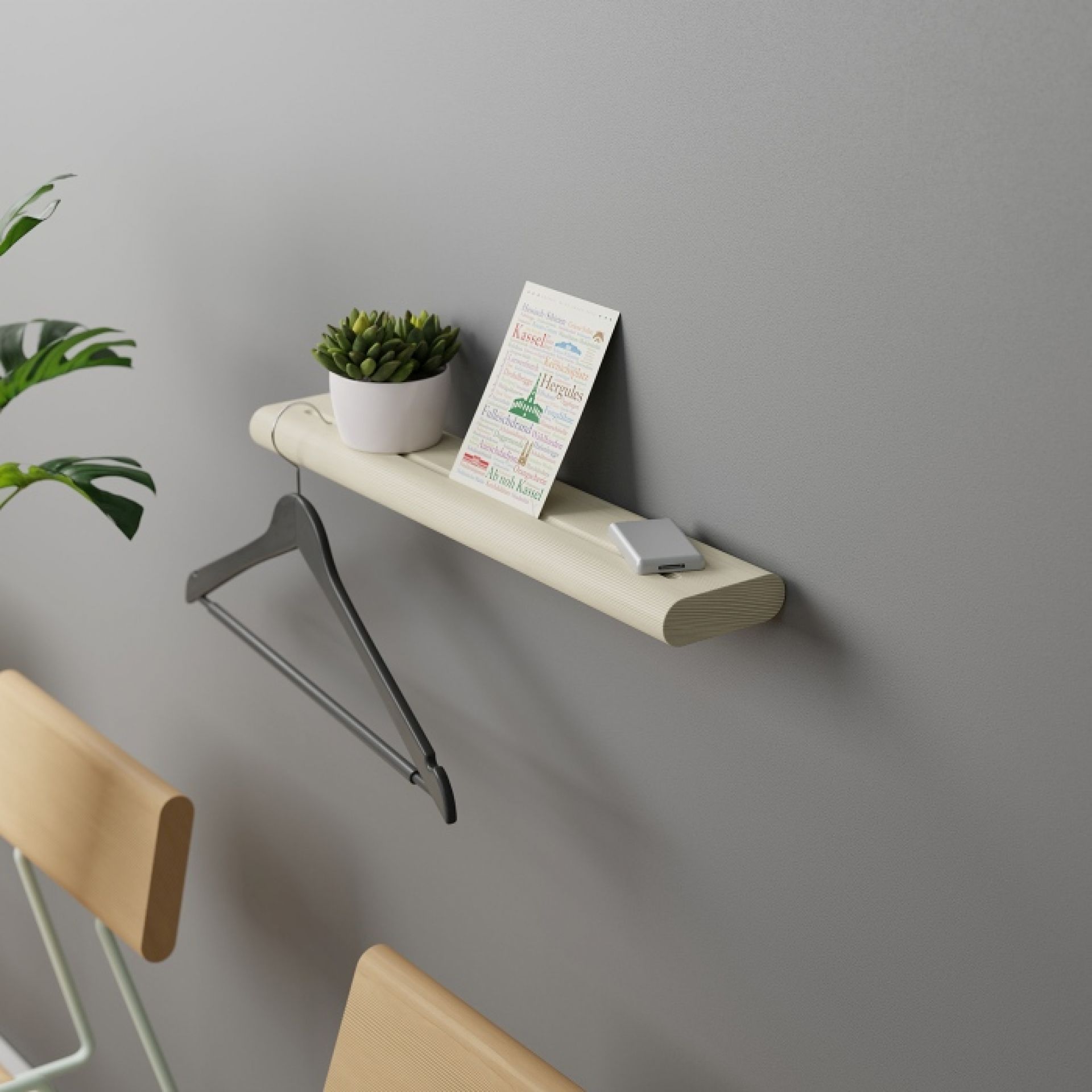 Wandregal mit Ablagefläche und Kleiderstange, dekoriert mit Pflanze und Karte. Modernes Wandboard für Flur oder Kinderzimmer.