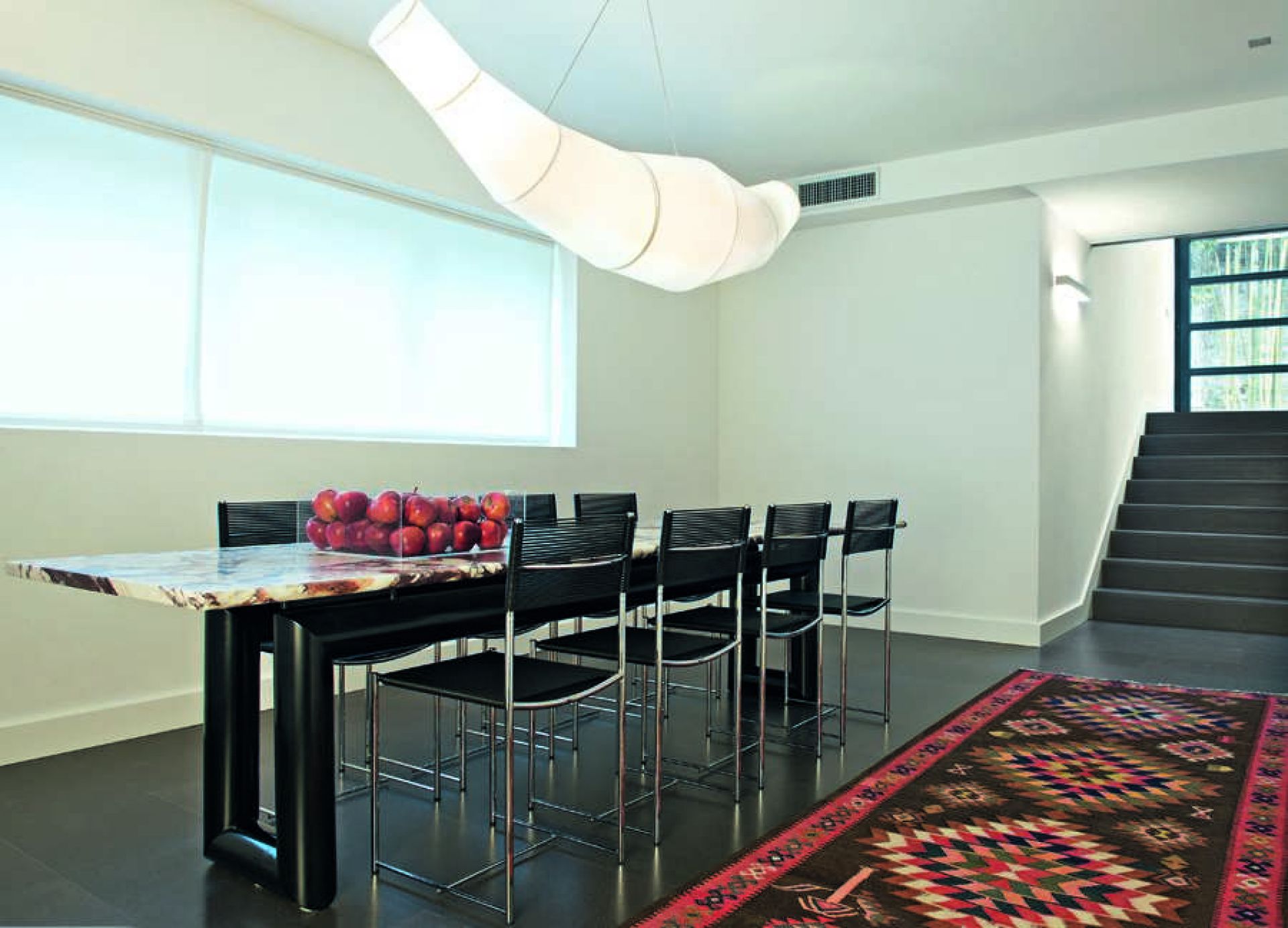 Esszimmer mit Spaghetti Stühlen, Design Stühle mit schwarzer Sitzfläche und Chromgestell.