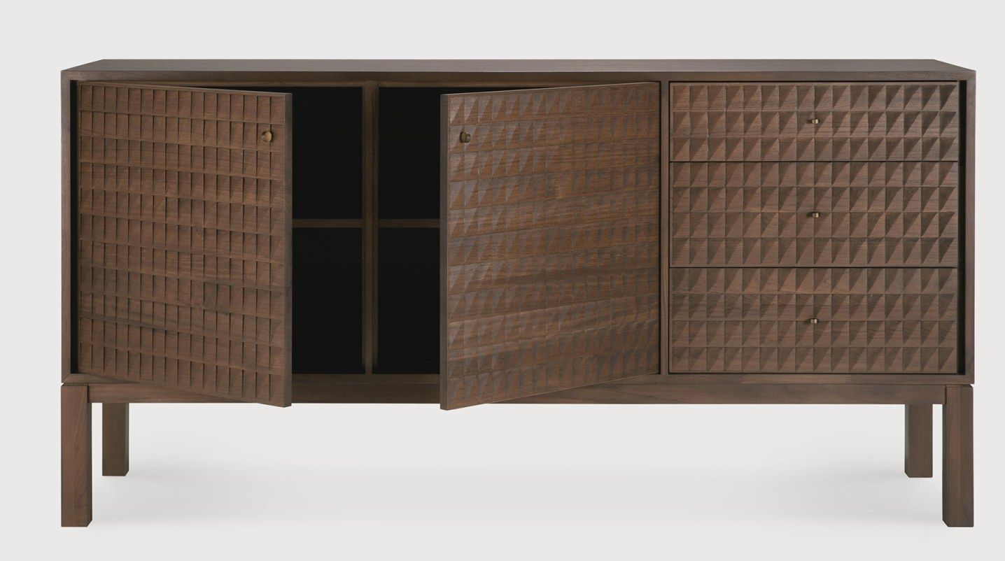 Sono Sideboard von Ethnicraft: Dunkelbraunes Holz Sideboard mit zwei Türen und drei Schubladen.