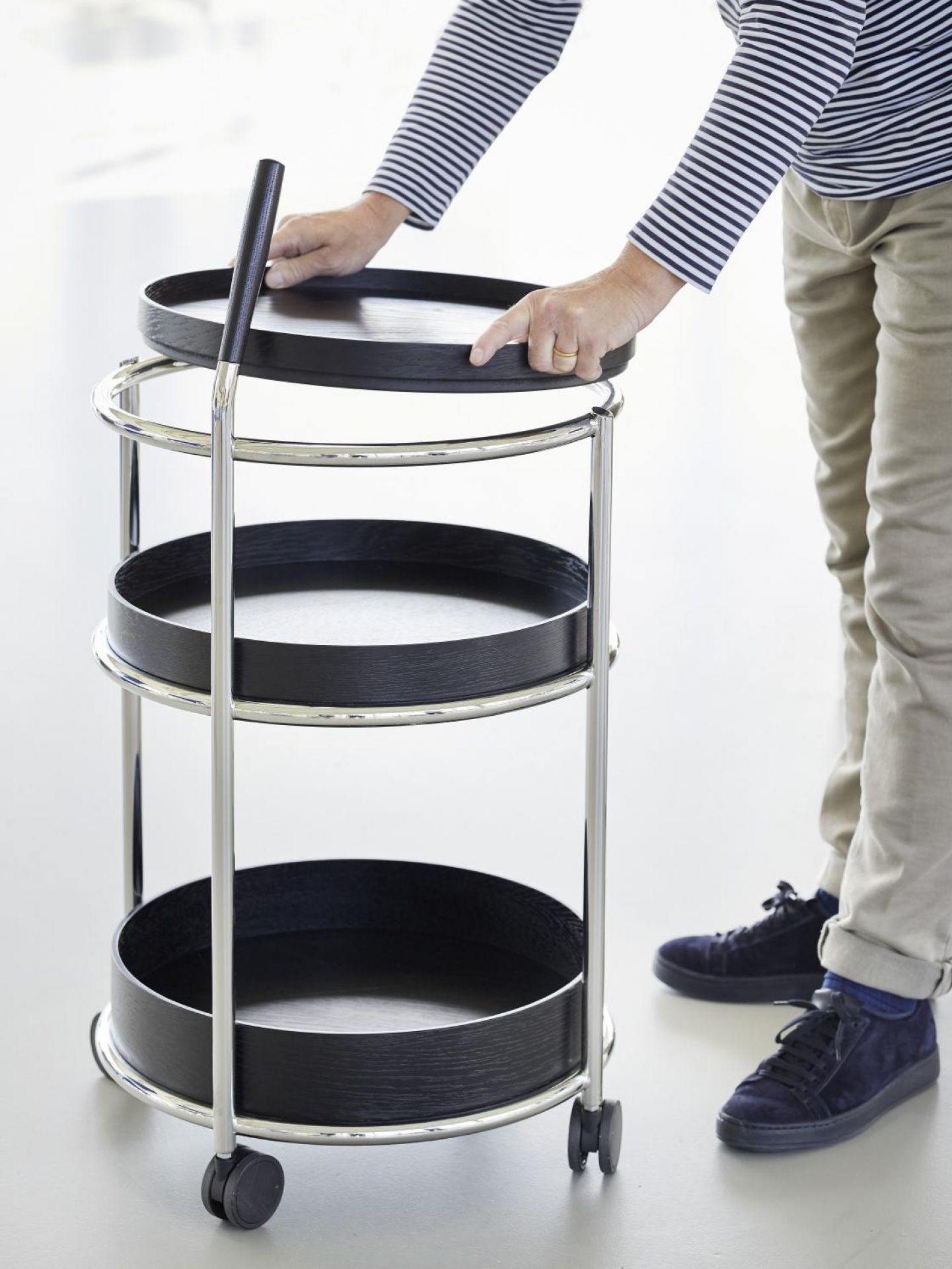 K6 Trolley Servierwagen von Tecta mit drei Ebenen aus Nussbaum und schwarzem Stahlrohr.