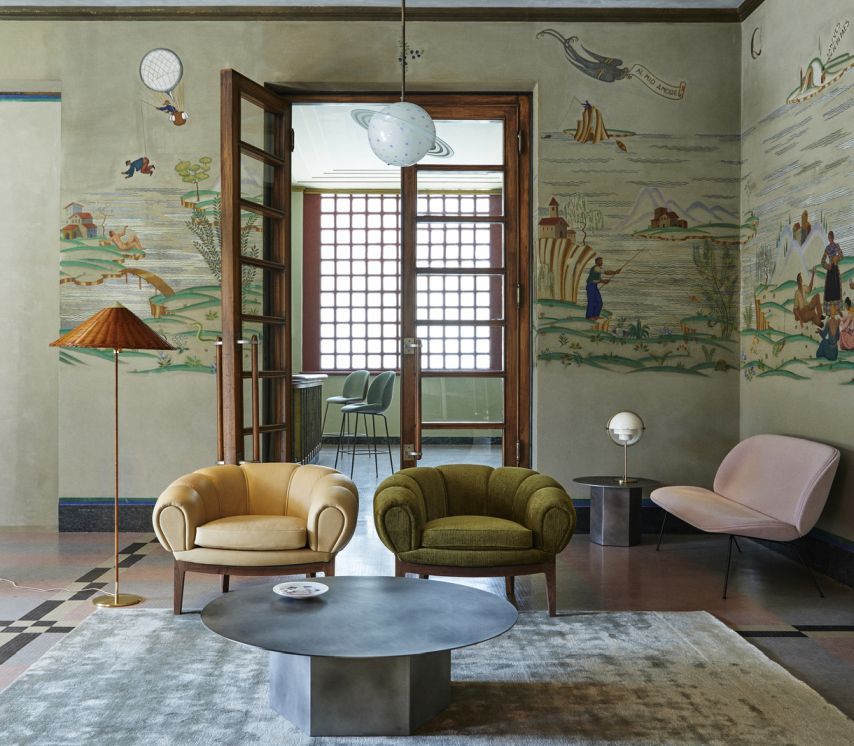 Epic Couchtisch von Gubi in Midnight Black Stahl, runder Tisch für Wohnzimmer.