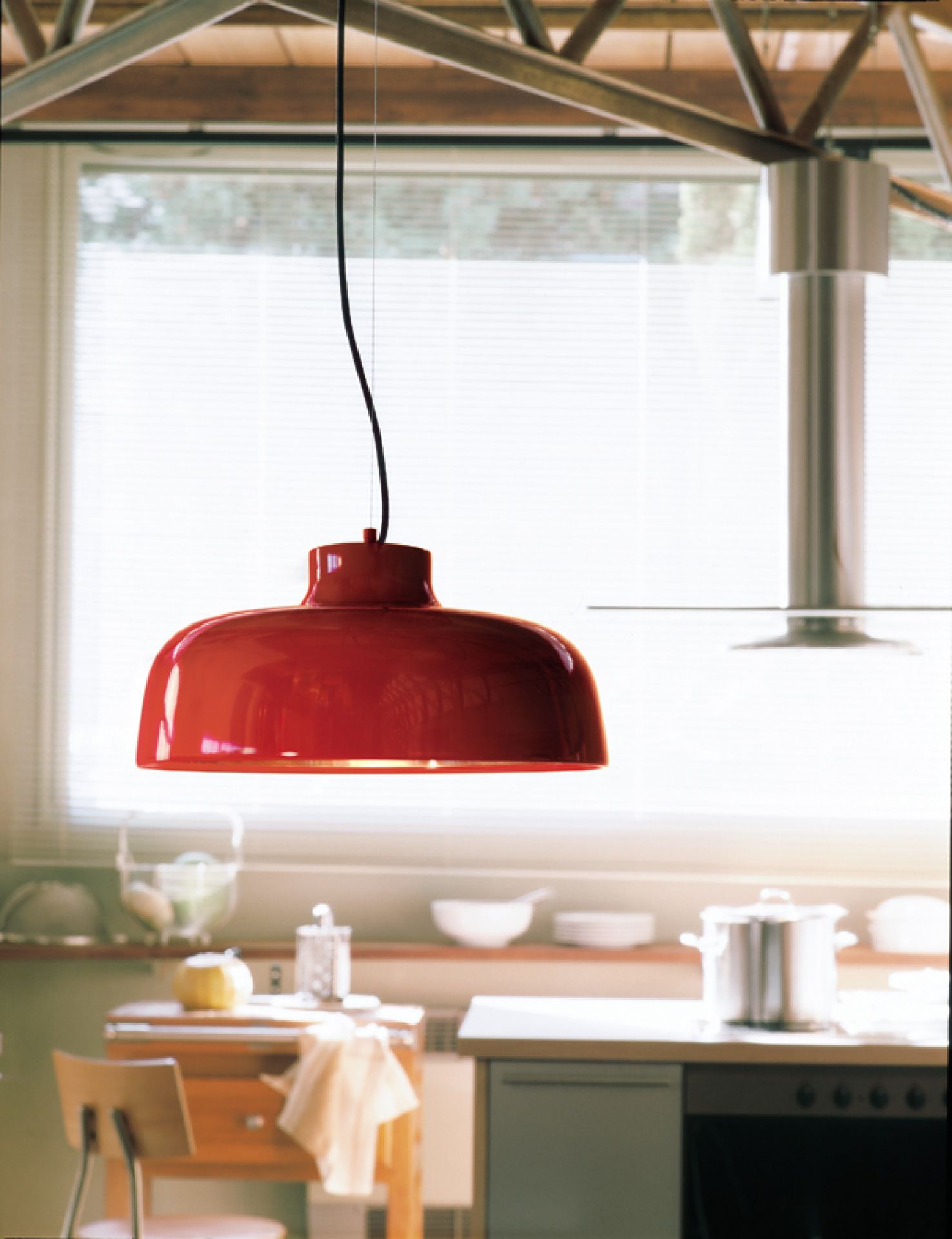 Rote M68 Hängelampe von Santa & Cole in einer modernen Küche. Designlampe.