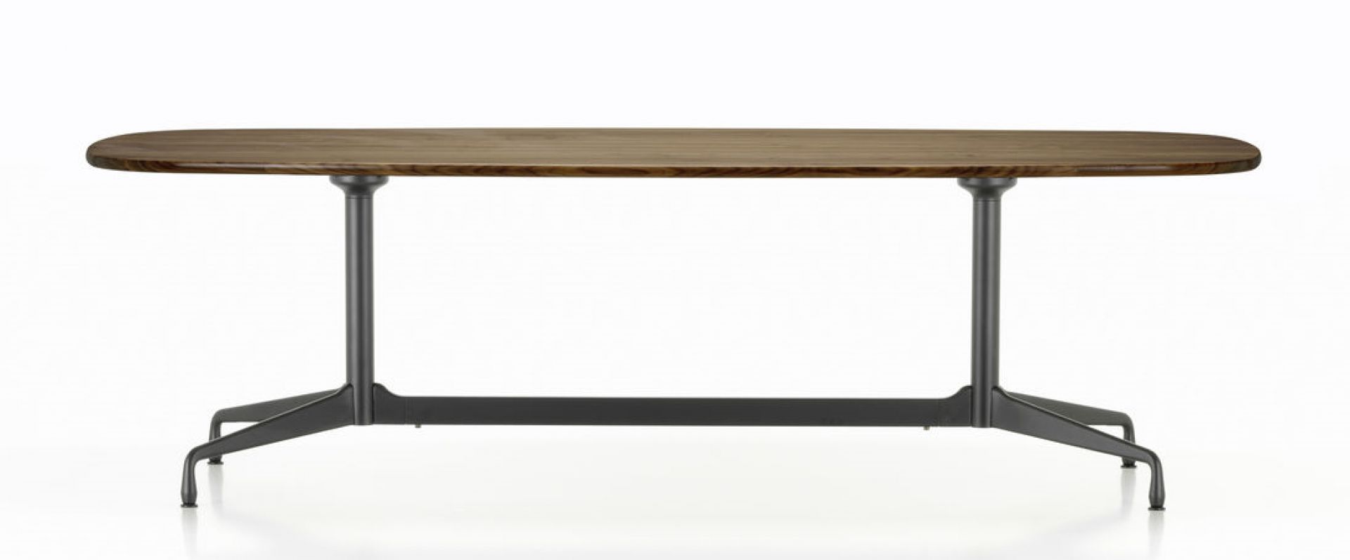 Eames Segmented Table von Vitra: Esstisch in Bootsform mit Holzplatte und schwarzem Untergestell.