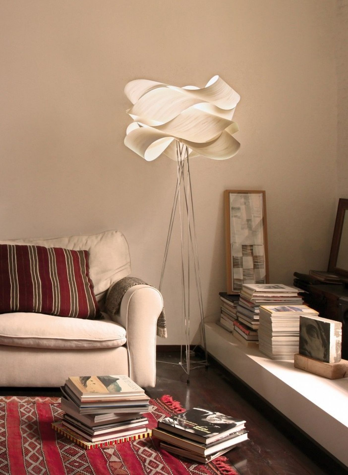 Link Floor Stehleuchte von LZF Lamps: Moderne Buche Stehlampe mit filigranem Metallfuß im Wohnzimmer.