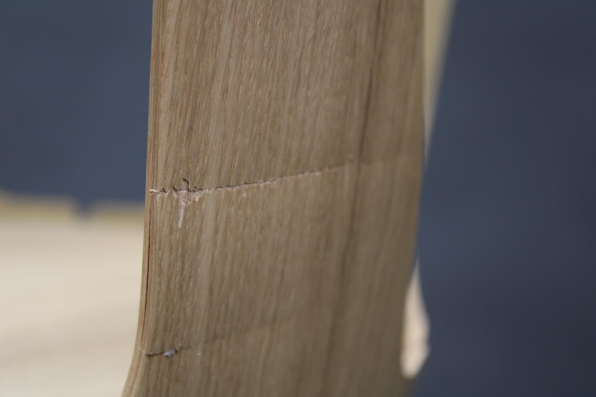 Detailaufnahme: Beschädigung am In Between Barhocker SK7 aus geölter Eiche. Mängelexemplar.