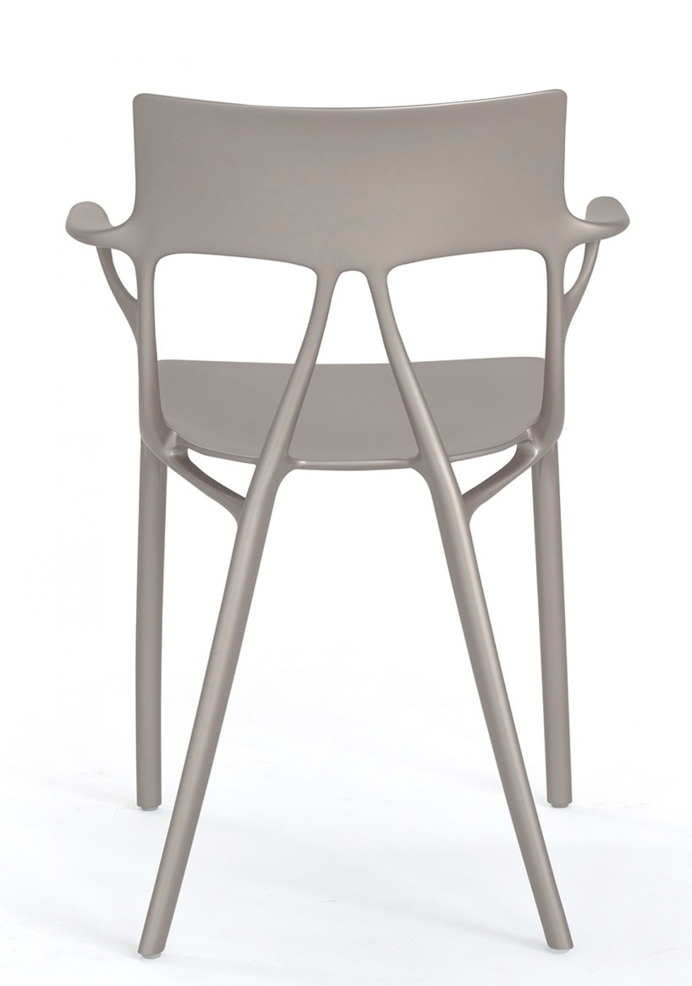 Rückansicht des grauen A.I. Stuhls von Kartell, moderner Designstuhl mit Armlehnen.