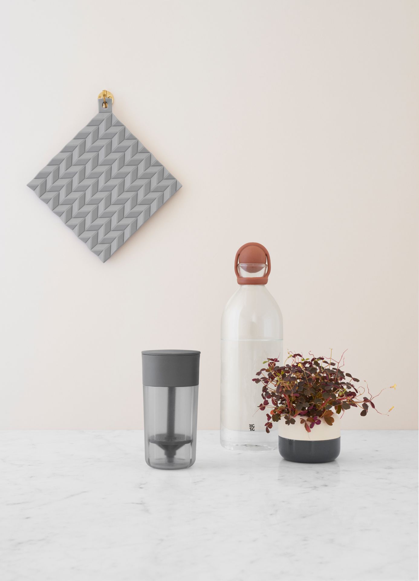 Blauer Hold-On Topflappen von RIG-TIG by Stelton mit geometrischem Muster, hängend an der Wand.