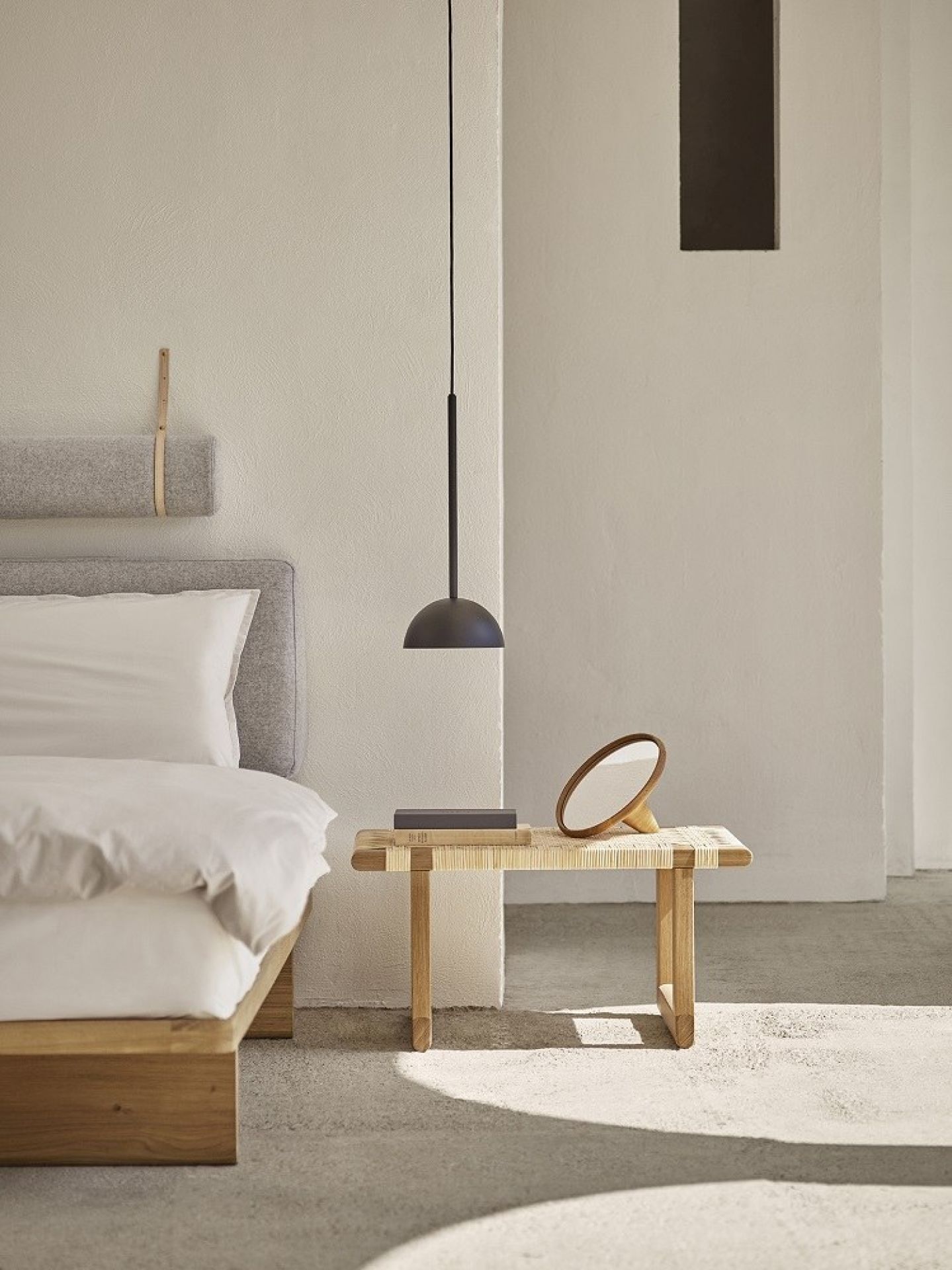 Helle Aufnahme der kleinen Borge Mogensen Bank BM0488S von Carl Hansen & Søn im Schlafzimmer.