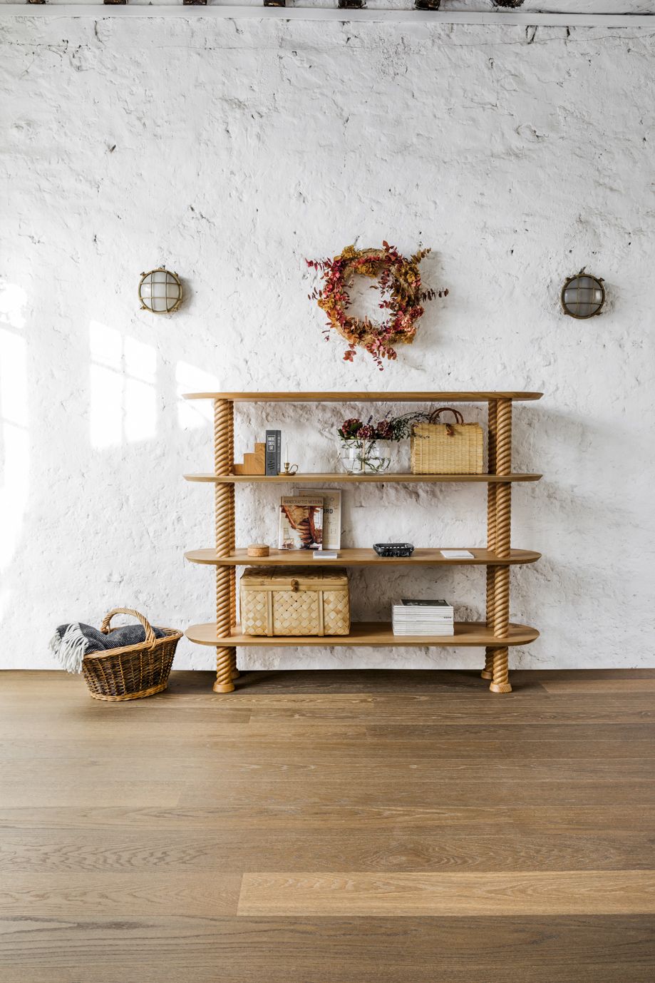 The Hansen Family #80 Rope Shelf: Holzregal mit Seildesign, dekoriert mit Wohnaccessoires vor weißer Wand.