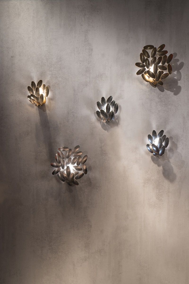 Fünf Foliae Wandleuchten von Opinion Ciatti an einer grauen Wand, modernes Design.