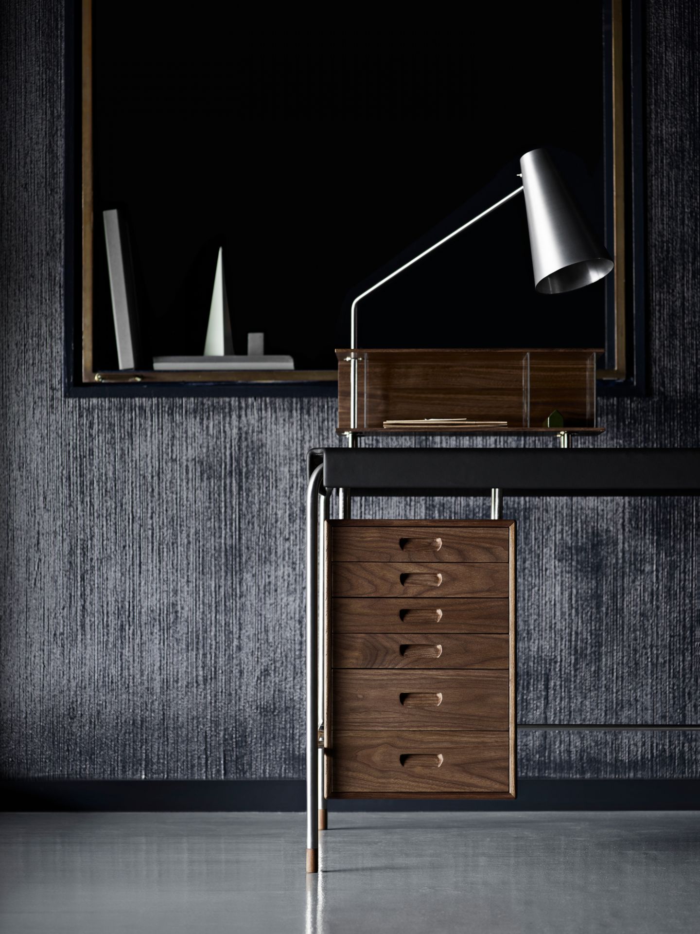 AJ52 Society Table von Carl Hansen & Søn: Walnuss Arbeitstisch mit Schubladen und Lampe.