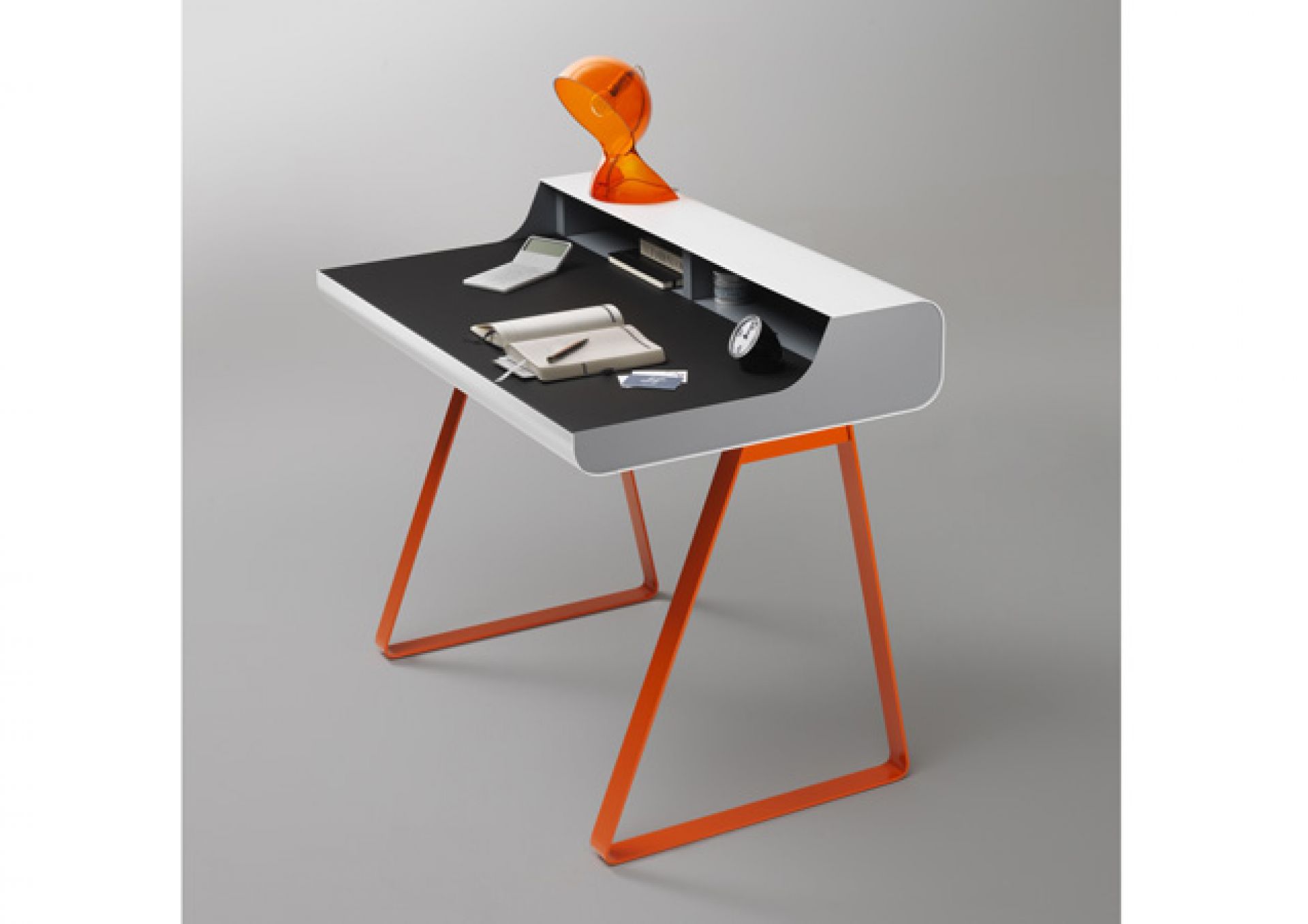 PS10 Sekretär von Müller Möbelfabrikation mit orangefarbenem Gestell, Ablagefächern und schwarzer Arbeitsfläche.