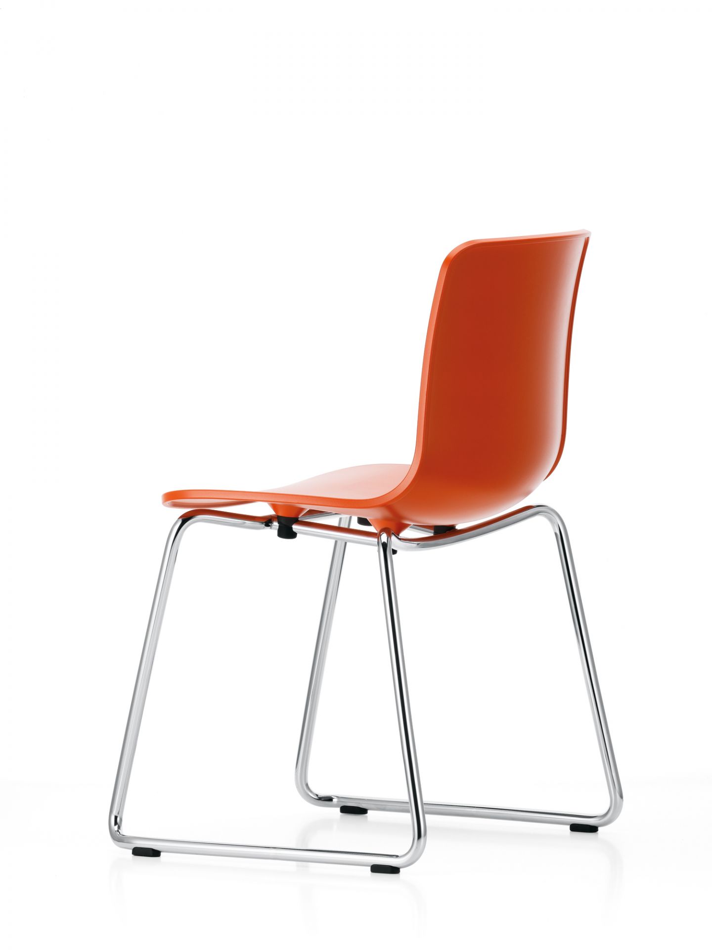 Oranger Hal Sledge Stuhl von Vitra mit verchromtem Kufengestell, Ansicht von hinten. Designstuhl für Esszimmer.