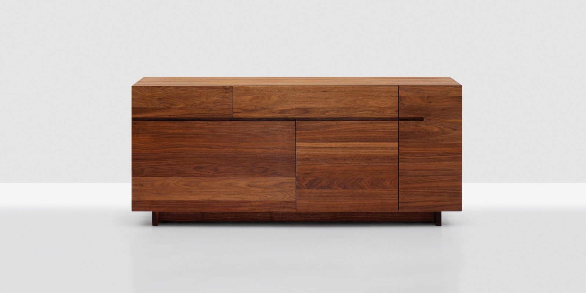 Sideboard aus Massivholz: Schrank mit Schubladen und Türen, gefertigt aus warmem Holz.