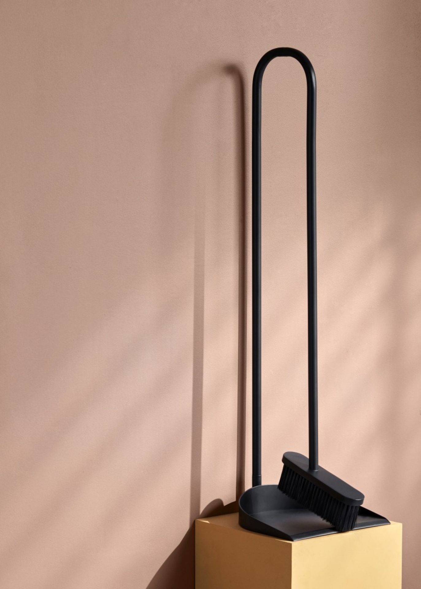 Schwarzes Kehrschaufelset mit Besen von Cane, modernes Design für die Reinigung im Haus.