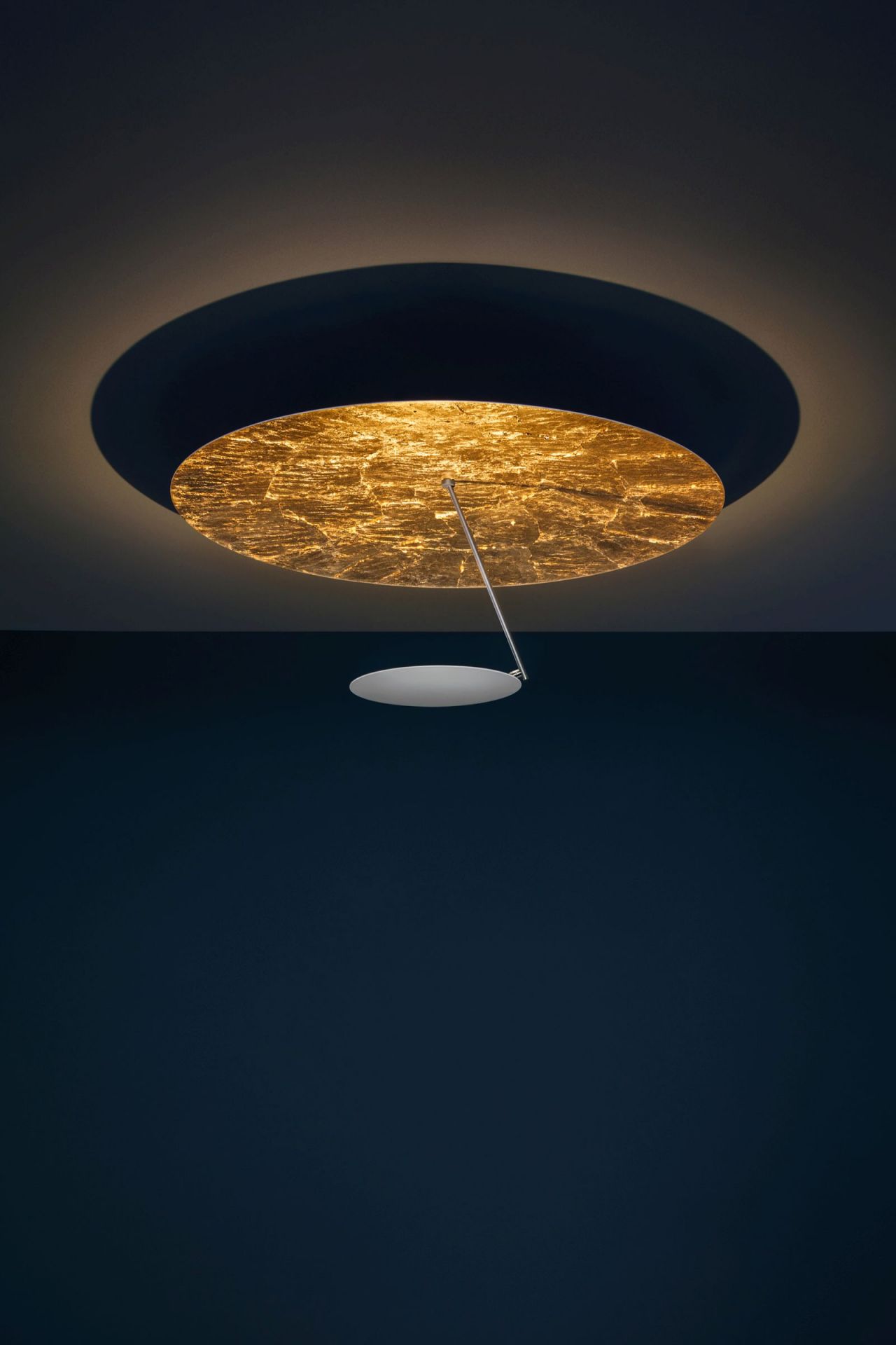 Goldene Lederam Deckenleuchte von Catellani & Smith, modernes Design für Wohnzimmer und Schlafzimmer.