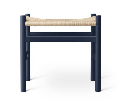 Blauer CH53 Hocker von Carl Hansen & Søn mit Sitzfläche aus Naturgeflecht. Design Hocker.