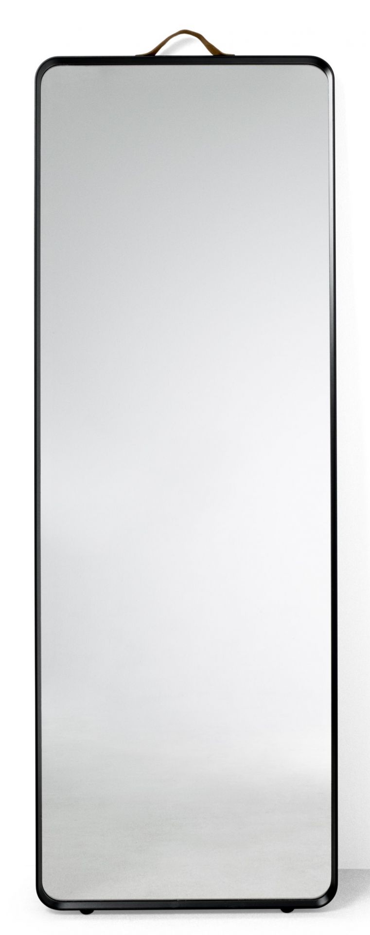 Norm Floor Mirror von Audo: Rechteckiger, rahmenloser Spiegel mit Lederriemen, ideal als Wandspiegel oder Standspiegel.