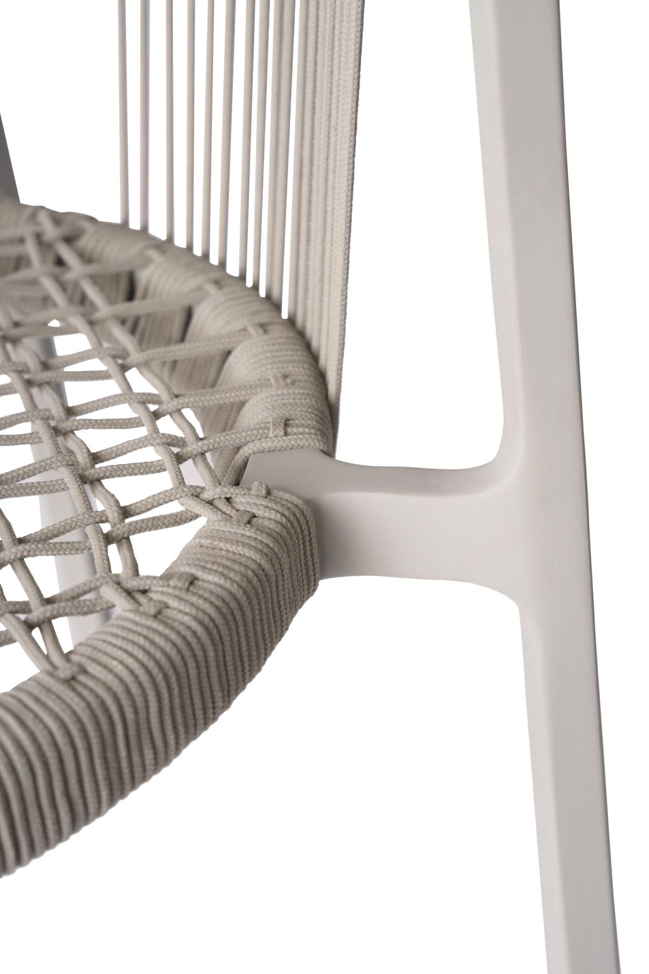 Detailaufnahme des Lagrasse Stuhls von Vipp: Geflochtene Sitzfläche und modernes Outdoor-Design.