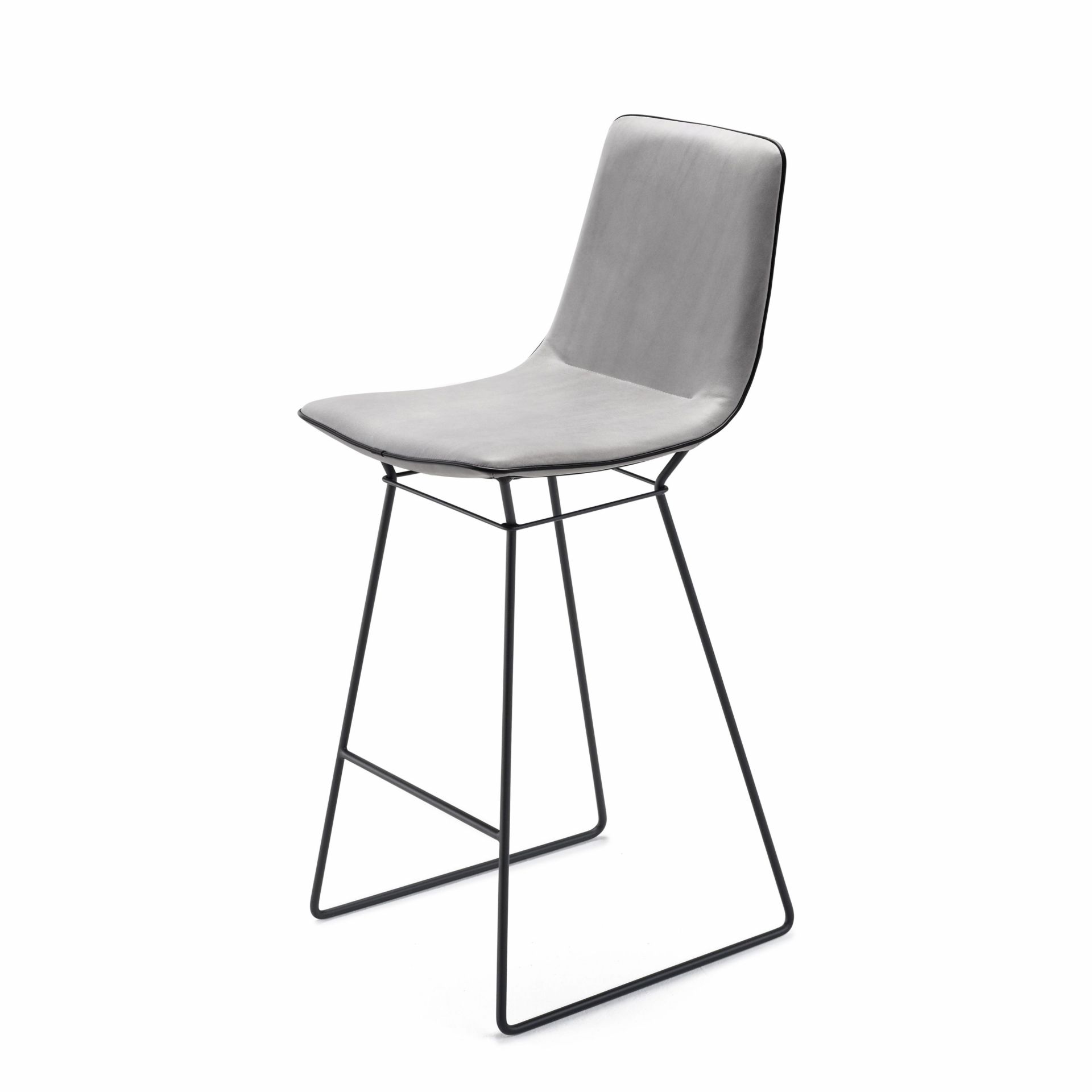 Amelie Thekenhocker von Freifrau Manufaktur: Grauer Barhocker mit hoher Rückenlehne und schwarzem Metallgestell.