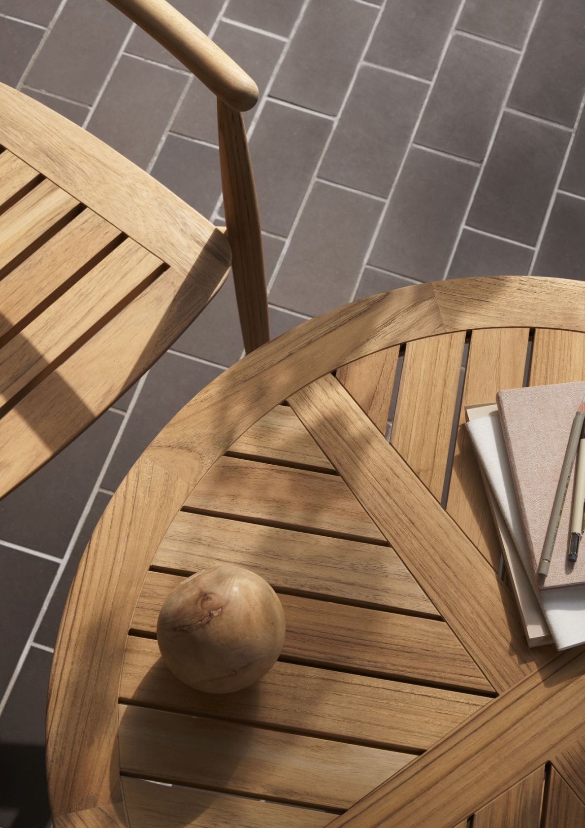 E022 Embrace Outdoor Tisch Ø140cm Carl Hansen & Søn