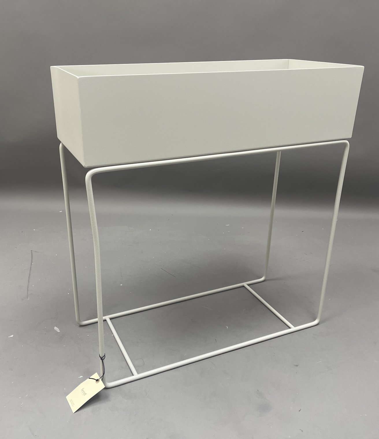 Helle Plant Box von Ferm Living, ein Mängelexemplar, mit minimalistischem Design und filigranem Metallgestell.