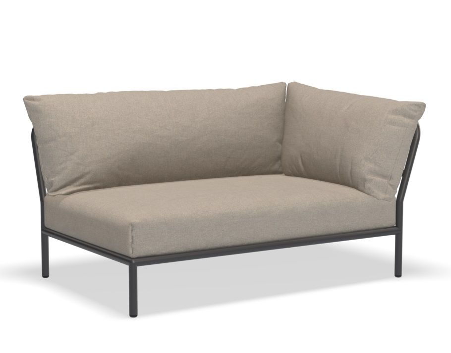 Houe Level 2 Outdoor Sofa, graues Ecksofa mit beigen Kissen für Terrasse und Garten.
