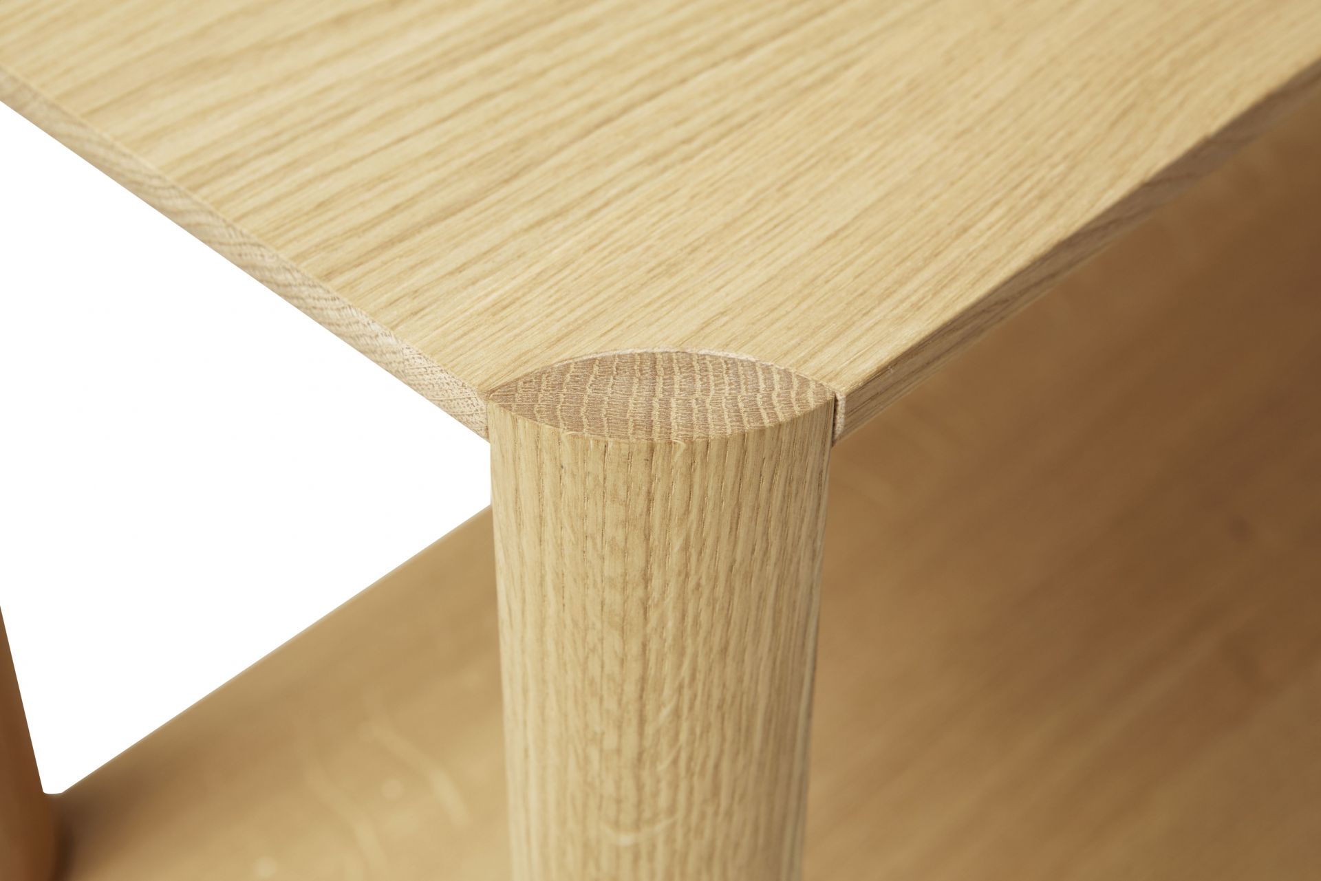 Detailaufnahme Leaf Regal, Eiche weiß geölt, zeigt die Holzstruktur und die runde Regal-Bein Verbindung.