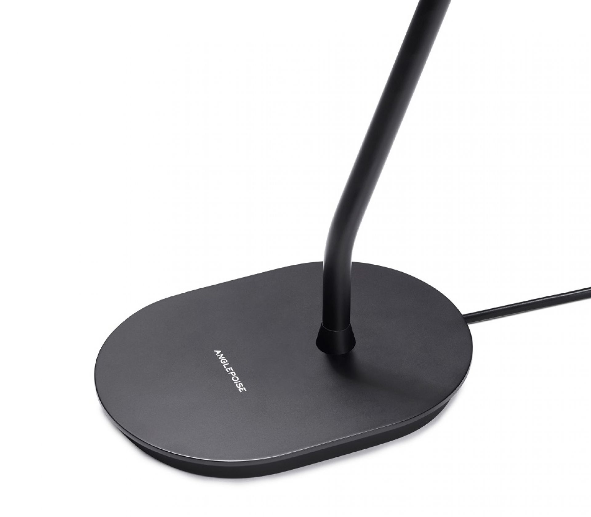 Detailaufnahme der schwarzen Anglepoise Type 80 Tischleuchte mit ovalem Fuß und Kabel.
