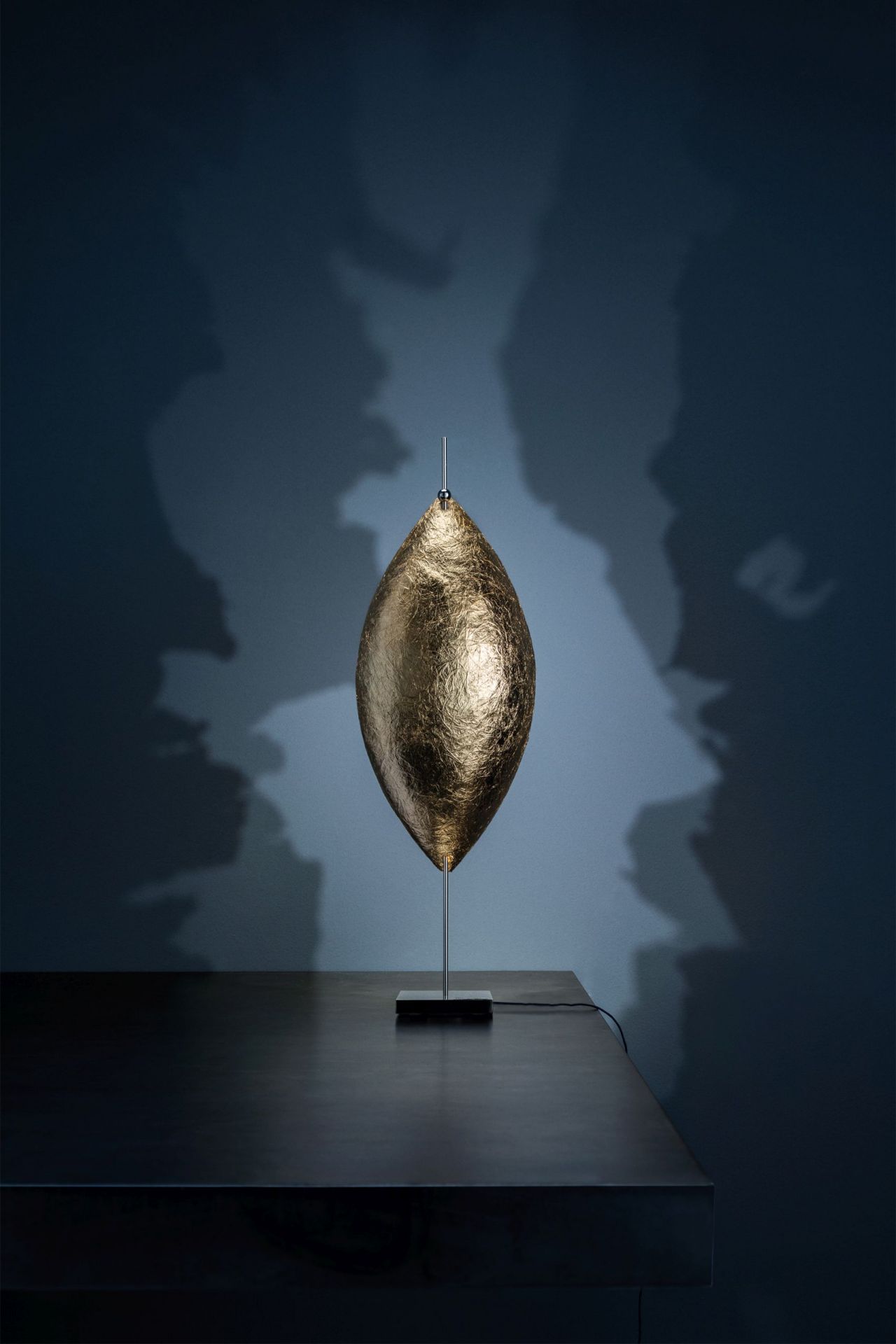 Malagolina Tischleuchte Gold von Catellani & Smith, moderne goldene Designerlampe für Nachttisch oder Sideboard.