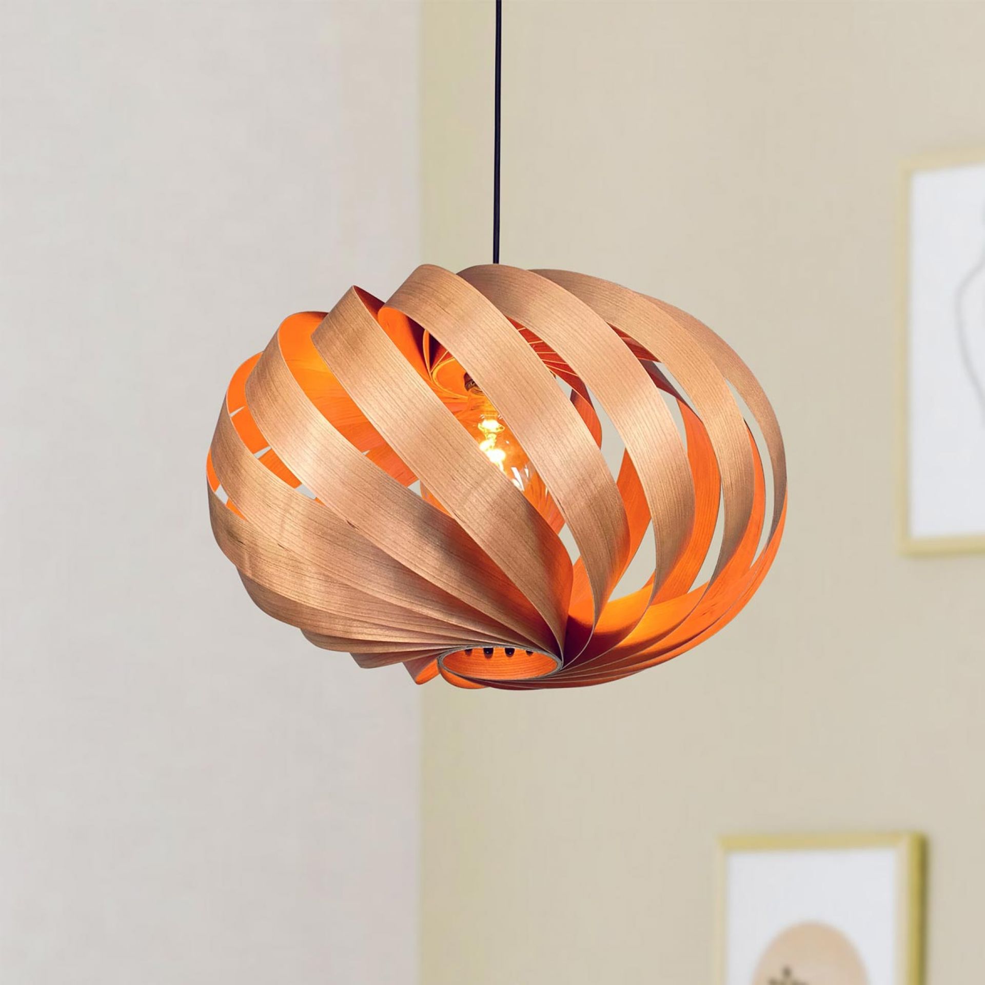 Serentia Hängeleuchte aus Kirschbaumholz mit spiralförmigem Design und warmem Lichtschein. Moderne Holzlampe für Wohnräume.