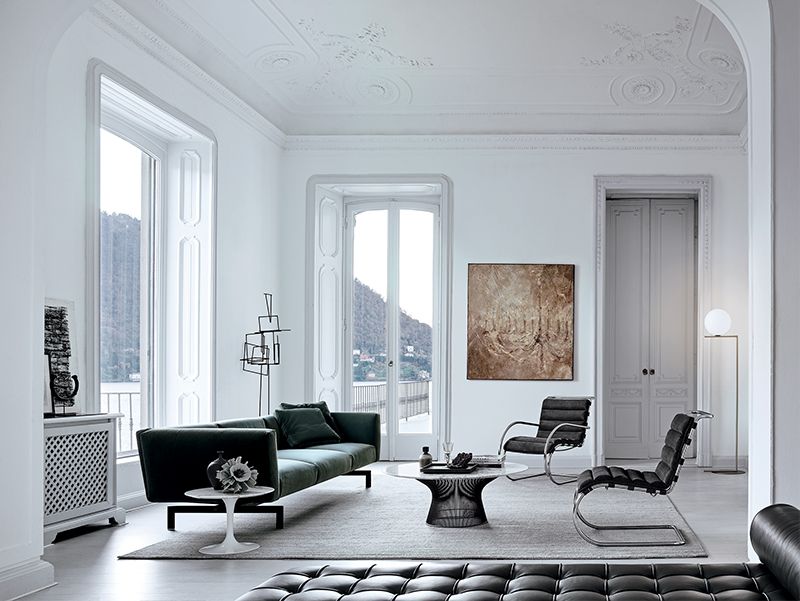 Helles Wohnzimmer mit MR Bauhaus Sessel von Knoll International, Designklassiker und Möbel.