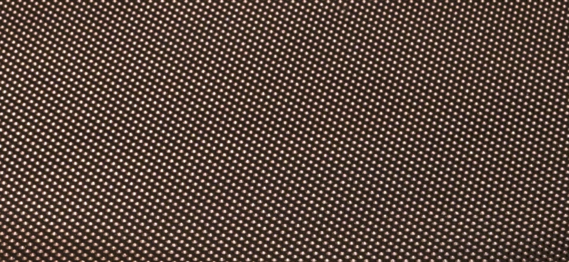 Detailaufnahme der Oberfläche des Nizza Couchtisches von Moroso Diesel mit feinem Punktmuster.