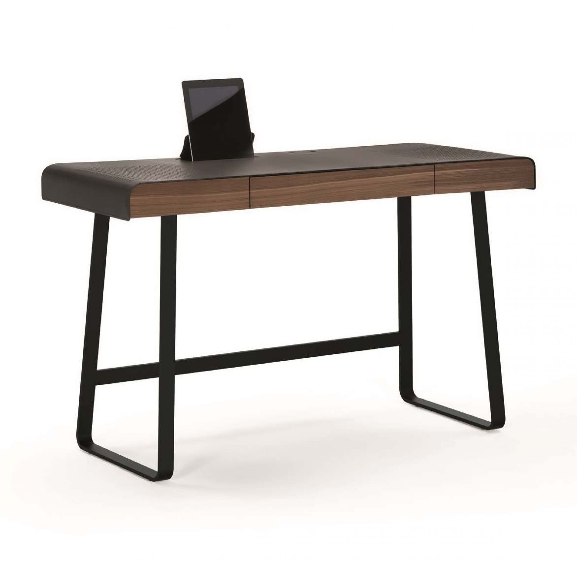 Pegasus Home Desk Schreibtisch von ClassiCon mit schwarzem Gestell und Holzplatte, Tablet aufgestellt.