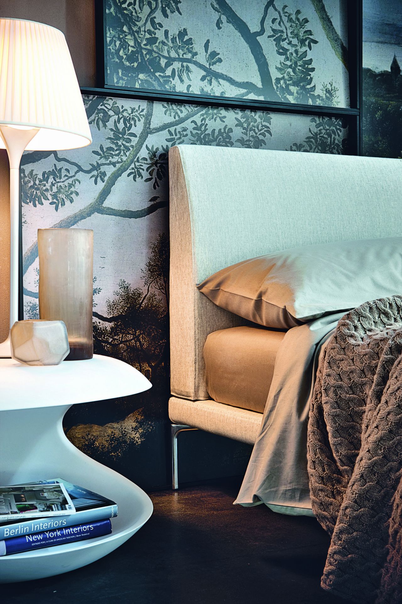 Modernes Talamo Bett von Zanotta mit elegantem Kopfteil und stilvollem Nachttisch.