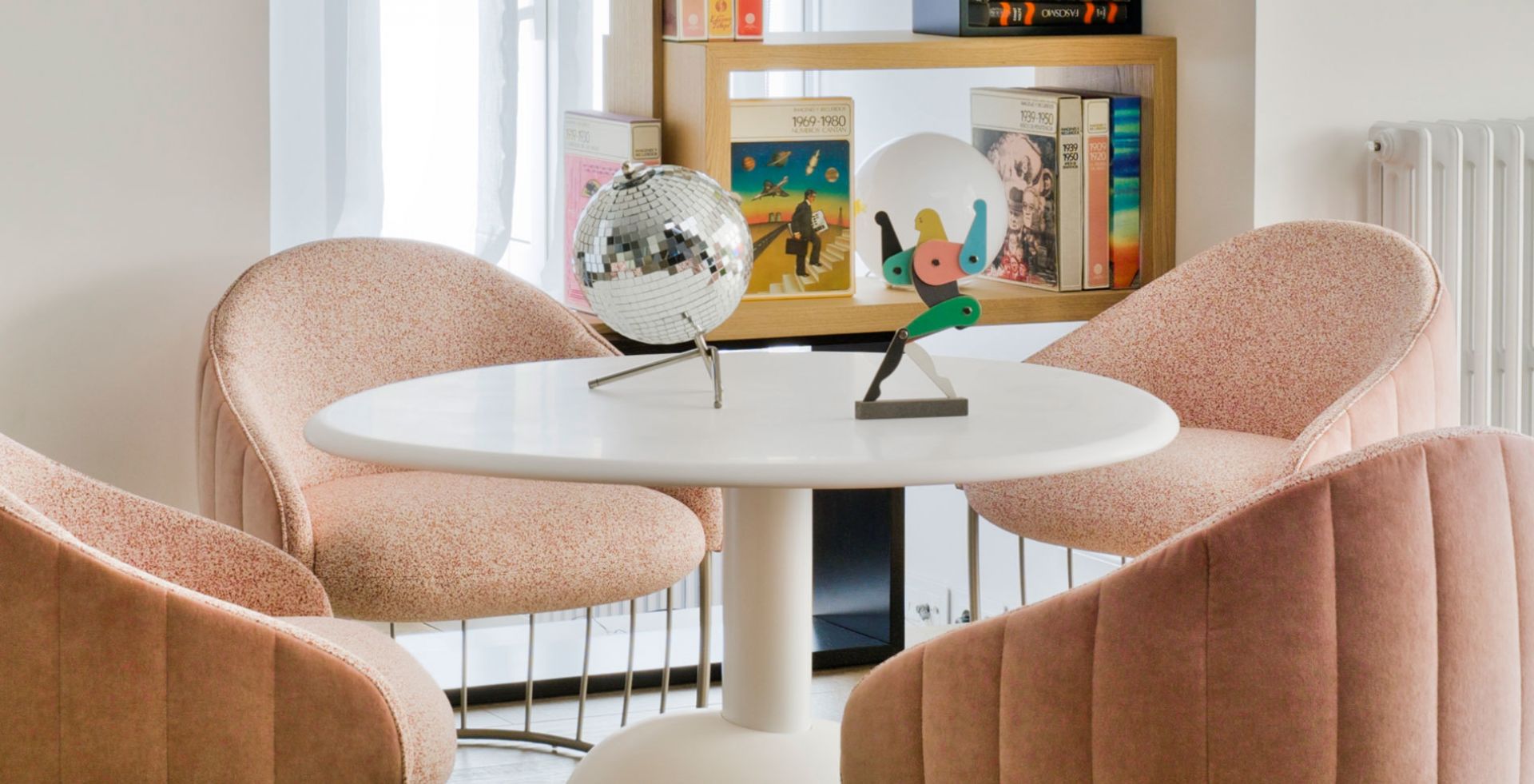 Vesper Tisch von Sancal, grau-taupe, mit Stühlen und Deko-Objekten in einem stilvollen Interieur.