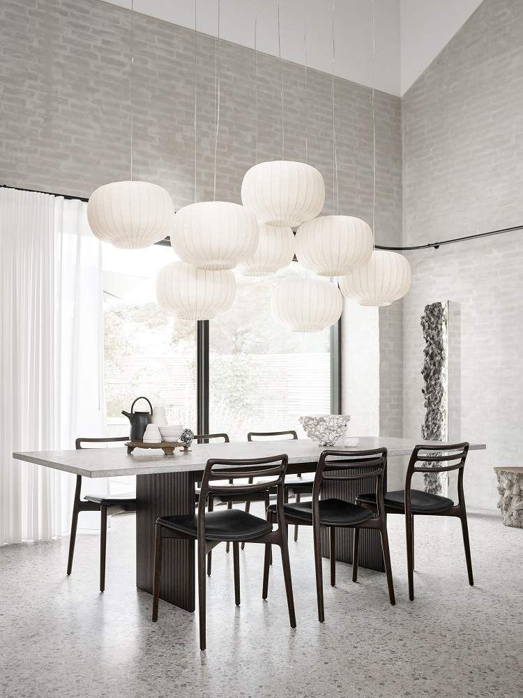 Cabin Square Table Esstisch Jura Grau/Dunkle Eiche von Vipp in modernem Esszimmer mit Stühlen.