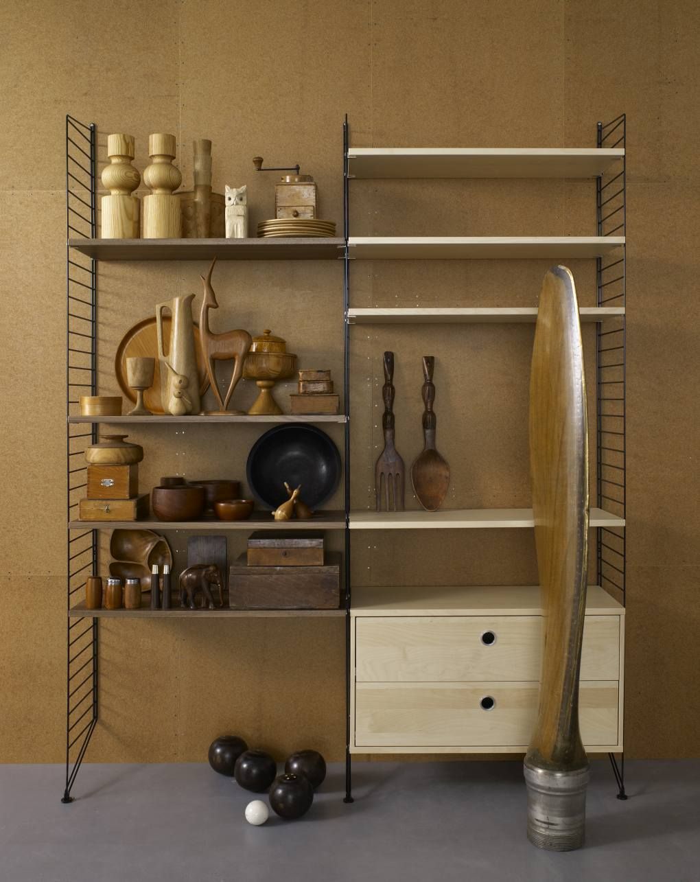 Arbeitsplatz KONFIGURATIONEN: String Furniture Regalsystem mit Holzobjekten und Dekoration auf Regalböden.