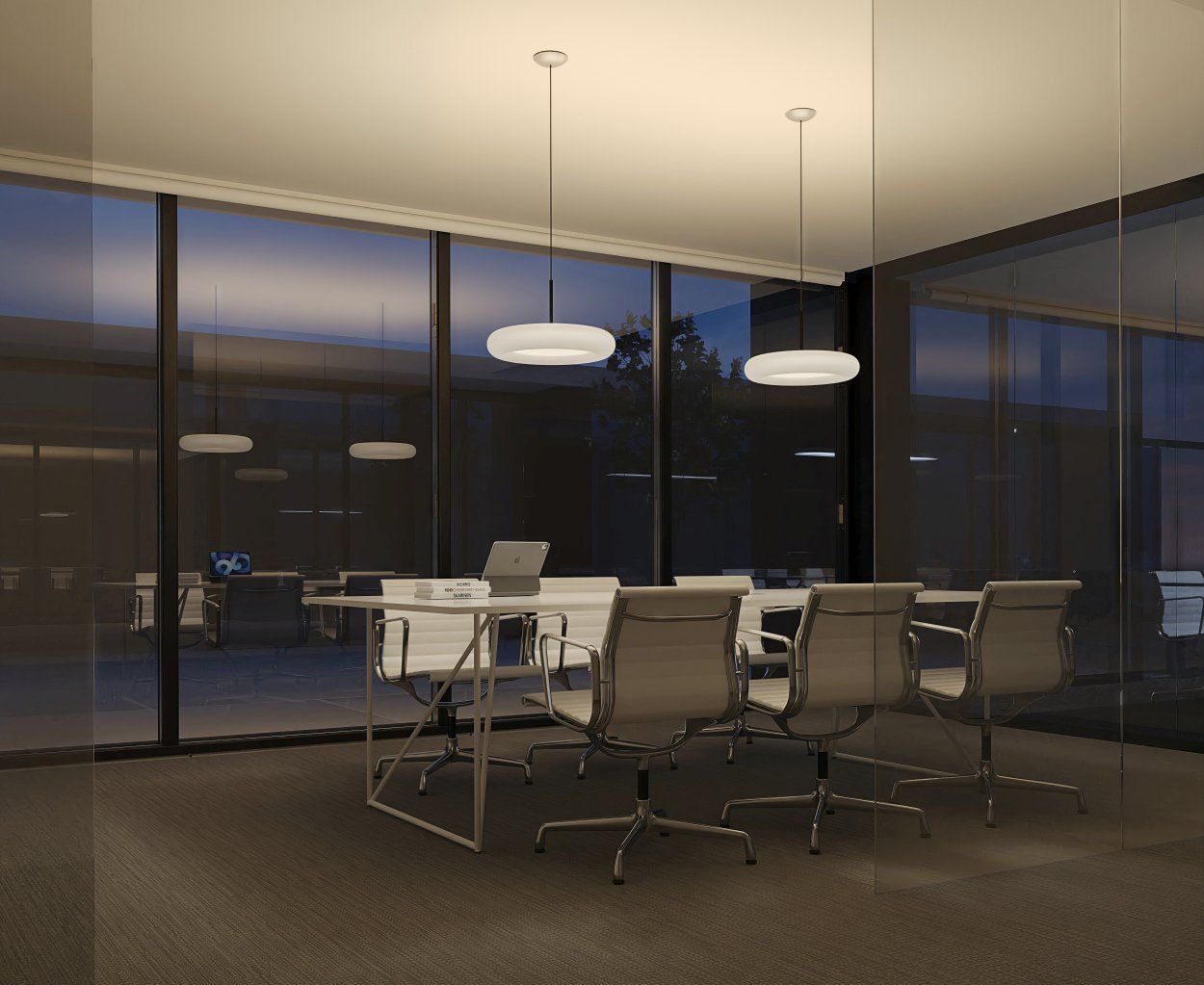 Büro mit mehreren Oto Pendelleuchten von Belux, moderne Deckenleuchte, warmweißes Licht.