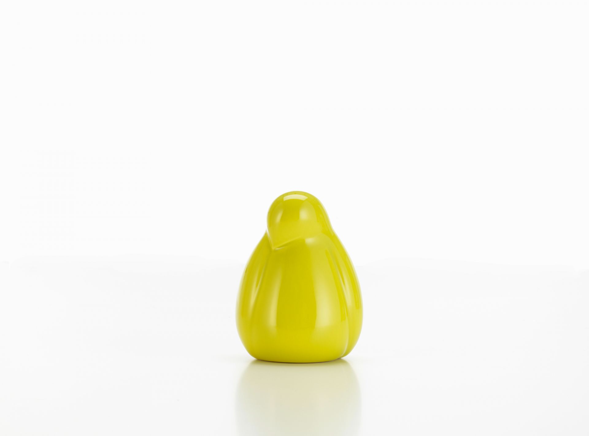 Nahaufnahme der kleinen, weißen Vitra Resting Bird Figur, eine moderne Dekoration.