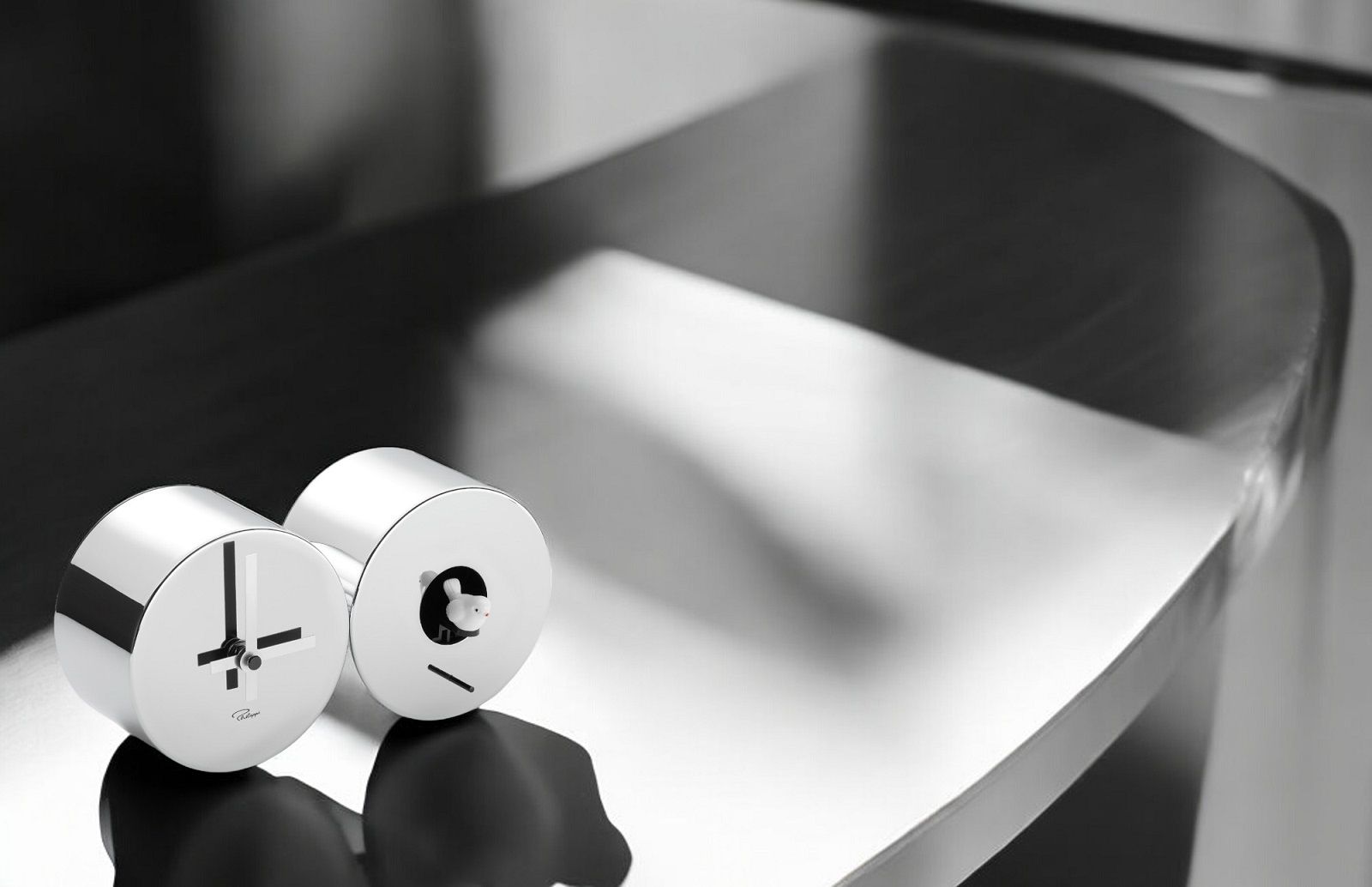 CUCULO Kuckucksuhr von Philippi: Moderne Tischuhr mit minimalistischem Design und Kuckuck, silberfarben.