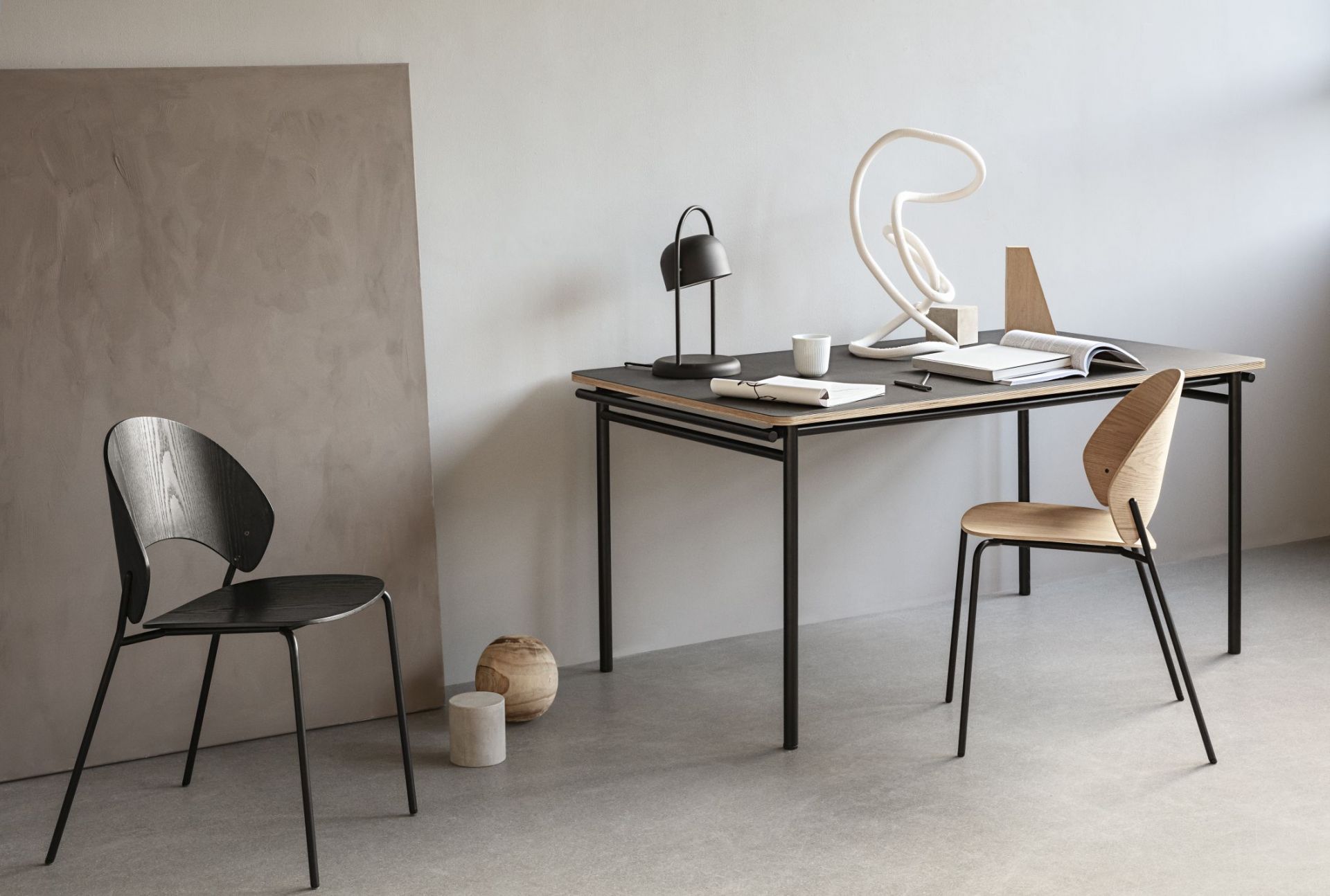 Taffel Esstisch von Eva Solo mit Stühlen, Lampe und Dekoration in modernem Ambiente.