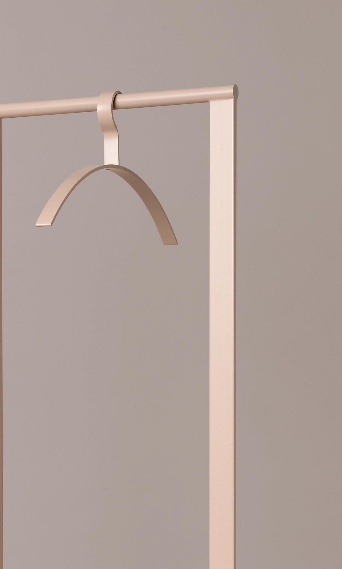 Detailaufnahme des Schönbuch Slim Garderobenständers in Beige mit passendem Kleiderbügel. Moderner Garderobenständer für Flur und Diele.