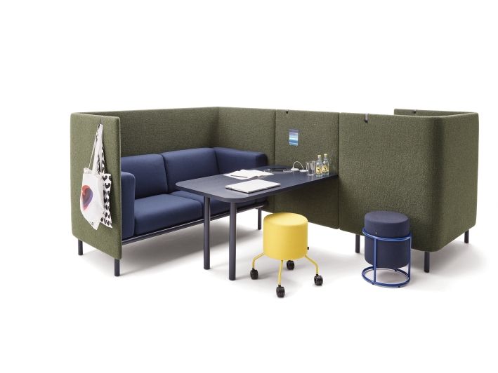 Floater Sofa von Cor: Modernes 2-Sitzer Sofa mit Tisch und akustischen Trennwänden für Büro und Wohnraum.
