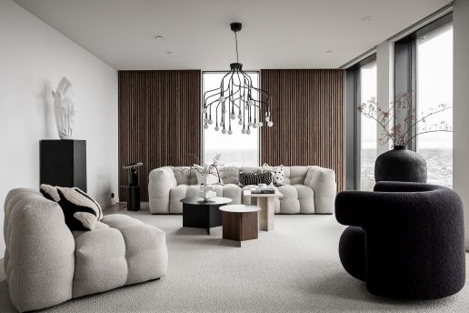 Wohnzimmer mit Normann Copenhagen Beistelltisch "Dit Coffee Table" in Schwarz und Naturholz. Moderner Couchtisch.