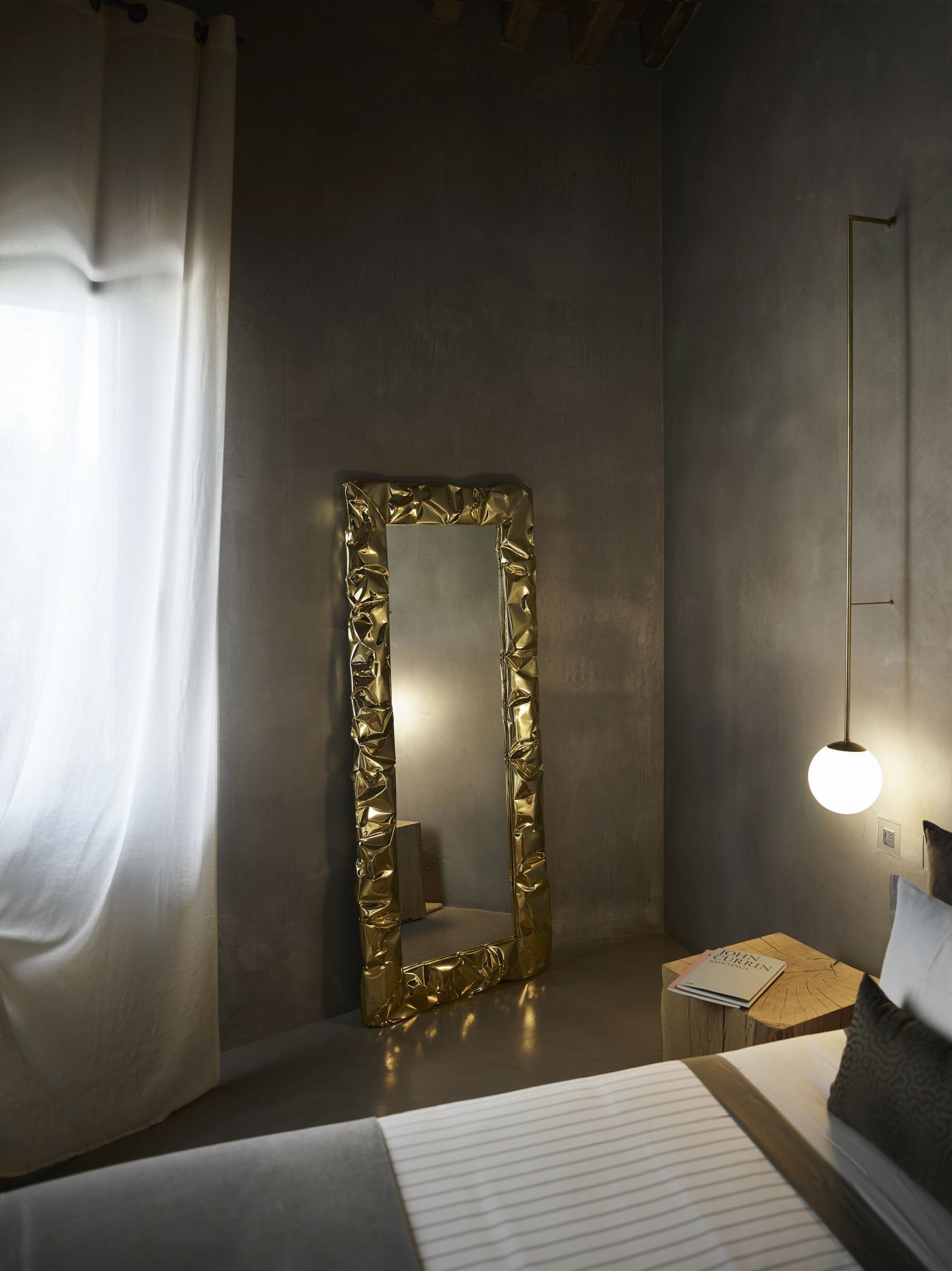 Tab.u Spiegel Gold von Opinion Ciatti im Schlafzimmer, moderner Wandspiegel mit goldenem Rahmen.